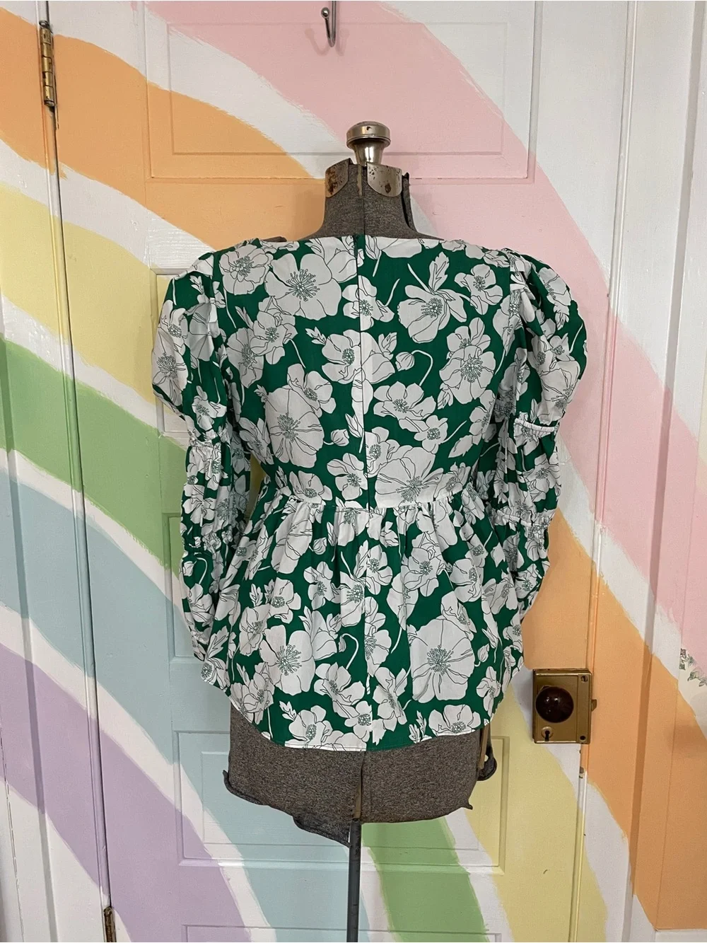 Tuckernuck Hyacinth House Green Floral Clemons Cotton Peplum Top Sz M 💛🎀